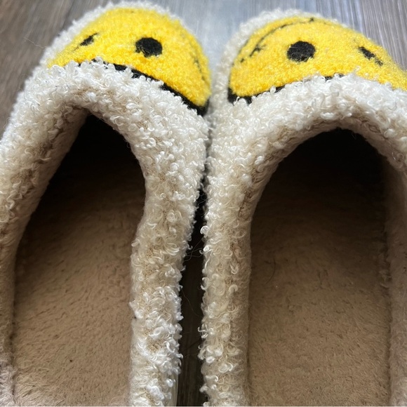 Smiley Face Soft Plush Yellow Cream Adults Sleepers Winter Cozy Christmas 6/7 - Picture 6 of 8